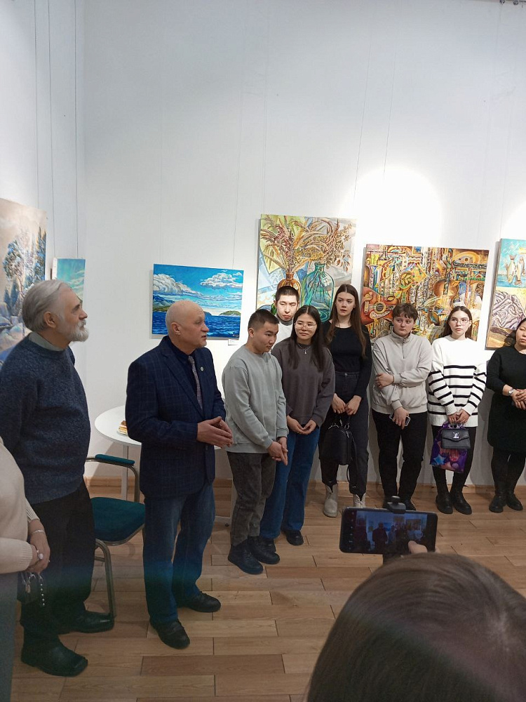 Вдохновение и красота: студенты 922 группы Бурятской ГСХА на выставке живописи Василия Леонидовича Богомазова