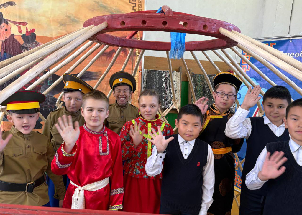 Школьники Джидинского района научились собирать традиционную бурятскую юрту и плести казачьи плетки