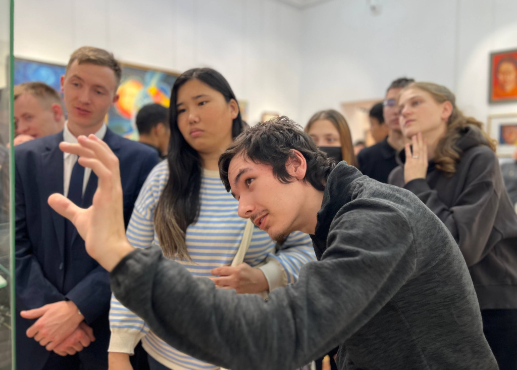 В арт-пространстве БГСХА открылась персональная выставка Бадмы Холхоева «Сны Байкала»