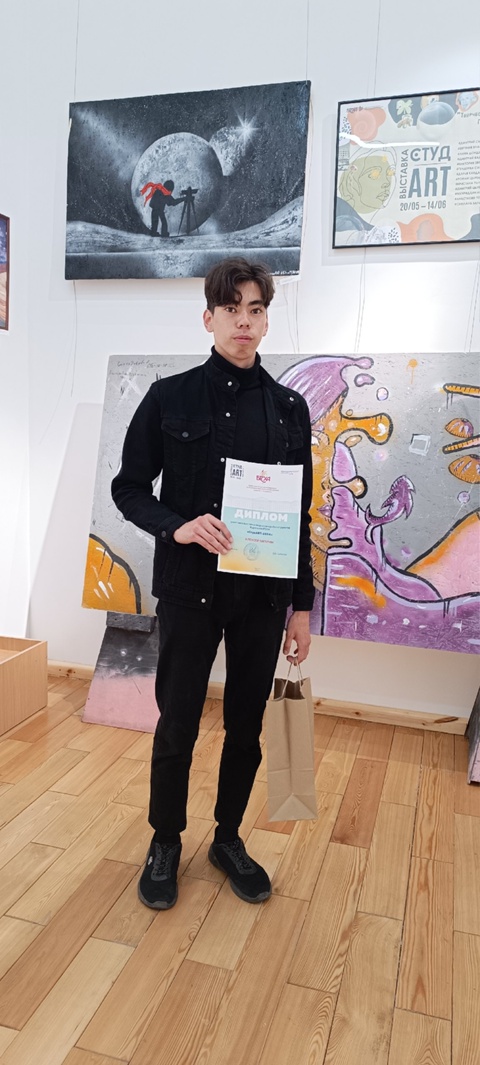 Сегодня Гагарин Алексей получил диплом участника выставки творческих работ студентов Бурятской ГСХА и подарок от профсоюзной организации академии.